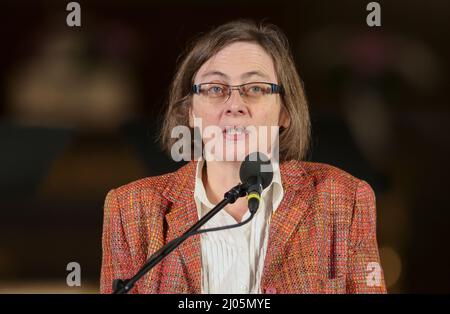 Leipzig, Deutschland. 16. März 2022. Daniela Strigl hält die Laudationsrede bei der Preisverleihung des Leipziger Buchpreises für europäische Verständigung in der Nikolaikirche. Der 67-jährige Österreicher Gauss wird für sein Buch "The Incessant Migration: Reportagen" über besondere Menschen und Orte in Europa geehrt. Der Preis ist mit 15.000 Euro dotiert. Quelle: Jan Woitas/dpa-Zentralbild/dpa/Alamy Live News Stockfoto