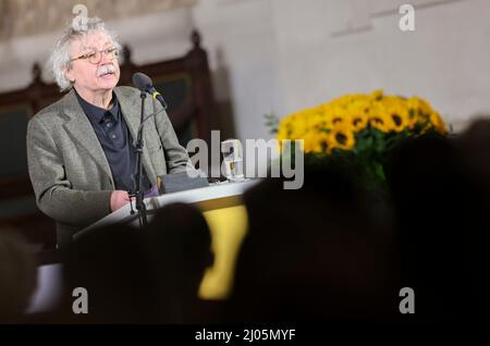 Leipzig, Deutschland. 16. März 2022. Der Autor Karl-Markus Gauss spricht in der Nikolaikirche, nachdem er mit dem Leipziger Buchpreis für europäische Verständigung ausgezeichnet wurde. Der 67-jährige Österreicher wird für sein Buch "The Incessant Migration: Berichten" über besondere Menschen und Orte in Europa geehrt. Der Preis ist mit 15.000 Euro dotiert. Quelle: Jan Woitas/dpa-Zentralbild/dpa/Alamy Live News Stockfoto