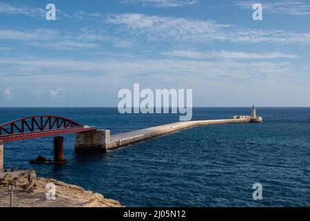 St. Elmo Breakwater, Brücke und Leuchtturm, Grand Harbour Entrance, Valletta, Malta, 2. Dezember 2019. Stockfoto