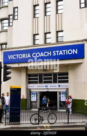 London, England - 2021. August: Schild über einem der Eingänge zu Victoria Coach Statioin im Zentrum von London Stockfoto