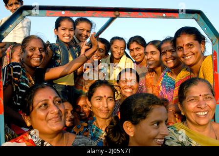 Amreli Gujarat Sep. 20 2009 nicht identifizierte Reisende nehmen eine lokale "Chakdas" Motorrad-Rikscha die lokalen Verkehrsmittel sind billig, aber oft überfüllt. Stockfoto