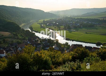 Schöner Blick über die Dörfer Rühle und Pegestorf auf beiden Seiten der Weser, Weserbergland, Niedersachsen, Deutschland Stockfoto