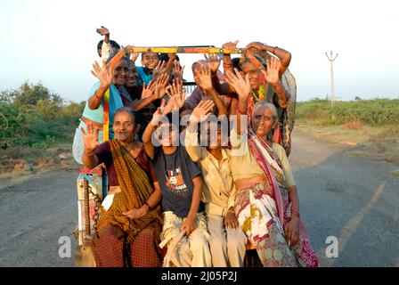 Amreli Gujarat Sep. 20 2009 nicht identifizierte Reisende nehmen eine lokale "Chakdas" Motorrad-Rikscha die lokalen Verkehrsmittel sind billig, aber oft überfüllt. Stockfoto