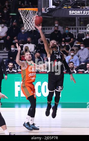 Bologna, Italien. 16. März 2022. Kyle Weems (Segafredo Virtus Bologna) (R) wurde von Zoran Dragic (Cedevita Olimpija Ljubljana) während des Eurocup-Turniermatches Segafredo Virtus Bologna gegen den. Cedevita Olimpija Ljubljana in der Segafredo Arena - Bologna, 16. März 2022 Kredit: Unabhängige Fotoagentur/Alamy Live Nachrichten Stockfoto