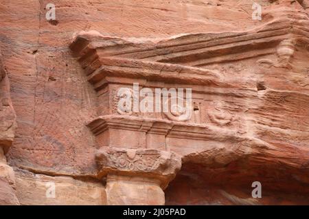 Detail der Lion Triclinium Fassade in Petra Stockfoto