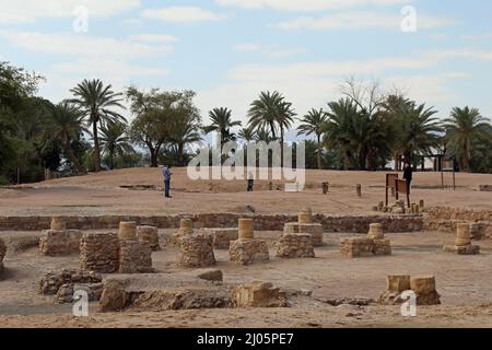 Touristen an der historischen Stätte von Ayla in Aqaba in Jordanien Stockfoto