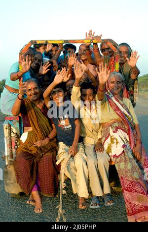 Amreli Gujarat Sep. 20 2009 nicht identifizierte Reisende nehmen eine lokale "Chakdas" Motorrad-Rikscha die lokalen Verkehrsmittel sind billig, aber oft überfüllt. Stockfoto