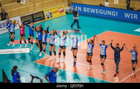 Wiesbaden, Deutschland. 16. März 2022. Spieler des VC Wiesbaden nach dem Gewinn der 1. Bundesliga-Spiel der Frauen 2021/2022 zwischen VC Neuwied und VC Wiesbaden in der Sporthalle am Platz der Deutschen Einheit in Wiesbaden. Norina Toenges/Sports Press Foto: SPP Sport Press Foto. /Alamy Live News Stockfoto