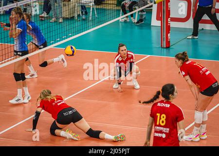 Wiesbaden, Deutschland. 16. März 2022. Spieler des VC Neuwied, nachdem sie den Ball während des 1 verpasst hatten. Bundesliga-Spiel der Frauen 2021/2022 zwischen VC Neuwied und VC Wiesbaden in der Sporthalle am Platz der Deutschen Einheit in Wiesbaden. Norina Toenges/Sports Press Foto: SPP Sport Press Foto. /Alamy Live News Stockfoto