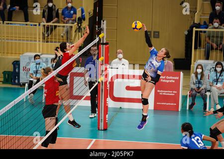 Wiesbaden, Deutschland. 16. März 2022. Anna Wruck (15 Wiesbaden) spielt den Ball während des 1. Bundesliga-Spiel der Frauen 2021/2022 zwischen VC Neuwied und VC Wiesbaden in der Sporthalle am Platz der Deutschen Einheit in Wiesbaden. Norina Toenges/Sports Press Foto: SPP Sport Press Foto. /Alamy Live News Stockfoto