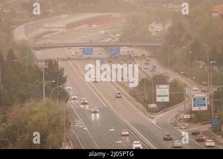 Madrid, Madrid, Spanien. 15. März 2022. 15. März 2022; Madrid, Spanien: Calima fährt über die Autobahn M-30. Eine große Menge Staub, der aus der Sahara stammt, ist heute in Madrid und anderen Städten Spaniens eingetroffen und hinterlässt einen orangefarbenen Ton am Himmel und Staub auf den Straßen (Bild: © Alvaro Laguna/Pacific Press via ZUMA Press Wire) Stockfoto