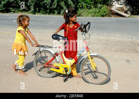 Amreli; Gujarat; indien : Sep. 20; 2009 : ländliche Dorf Mädchen lernen Fahrrad auf der Straße Stockfoto