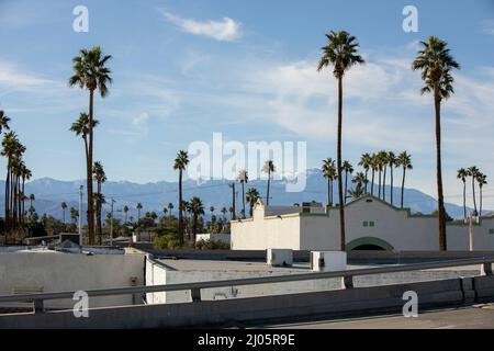 Blick am Nachmittag auf den Stadtkern der Innenstadt von Indio, Kalifornien, USA. Stockfoto