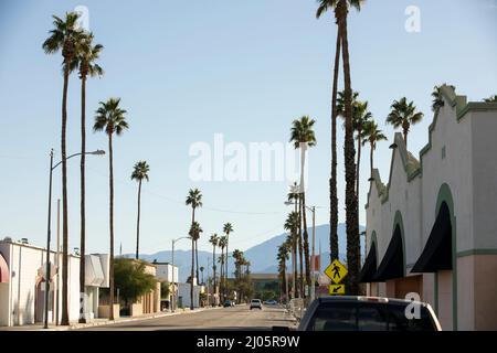 Blick am Nachmittag auf den Stadtkern der Innenstadt von Indio, Kalifornien, USA. Stockfoto