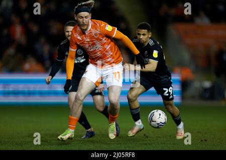 Josh Bowler (links) von Blackpool wird von Iliman Ndiaye von Sheffield United während des Spiels der Sky Bet Championship in der Bloomfield Road, Blackpool, angegangen. Bilddatum: Mittwoch, 16. März 2022. Stockfoto