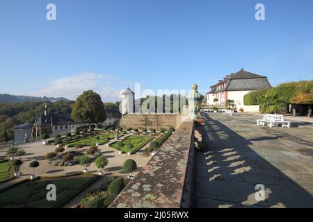 Blick auf den Schlossgarten mit Stadtturm in Weilburg, Hessen, Deutschland Stockfoto
