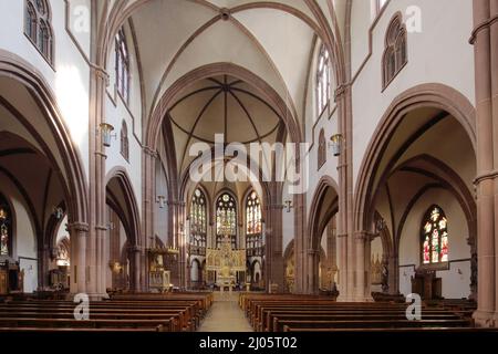 Neugotisches Kirchenschiff des Petersdoms in Heppenheim, Hessen, Deutschland Stockfoto