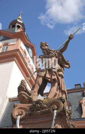 Neptunbrunnen mit Schlosskirche auf dem Marktplatz in Weilburg, Hessen, Deutschland Stockfoto