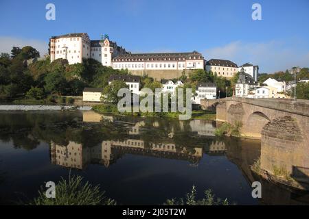 Schloss mit Steinbrücke über die Lahn in Weilburg, Hessen, Deutschland Stockfoto