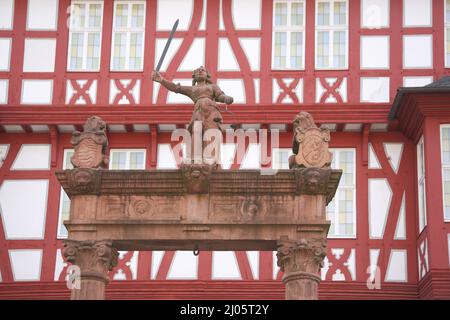 Justizdame vor den deutschen Goldschmieden &#39; Haus in Hanau, Hessen, Deutschland Stockfoto