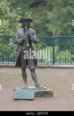 Historische Stadtpfeifer-Figur auf dem Pankgrafenplatz in Weilburg, Hessen, Deutschland Stockfoto