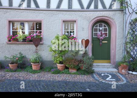 Idyllischer Hauseingang mit Dekoration in Steinheim bei Hanau, Hessen, Deutschland Stockfoto