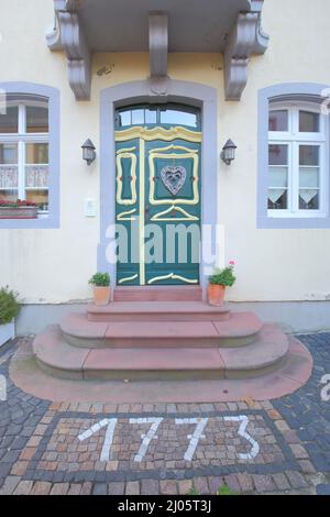 Hauseingang mit dem Jahr 1773 als Bodenmosaik in Steinheim bei Hanau, Hessen, Deutschland Stockfoto