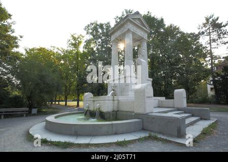 Neoklassizistischer Ludwigsbrunnen und Denkmal für König Ludwig I. in Aschaffenburg, Bayern, Deutschland Stockfoto