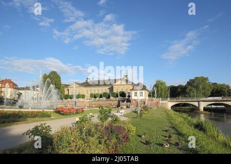 Rosenpark und neobarocker Regentenbau an der Fränkischen Saale in Bad Kissingen, Bayern, Deutschland Stockfoto