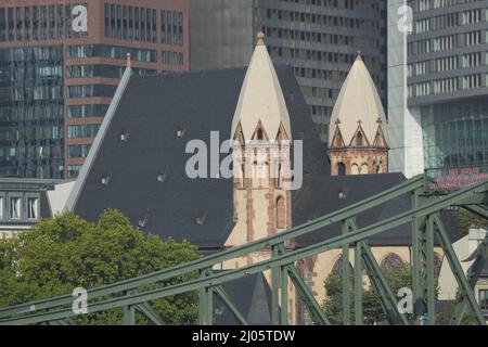 Leonardskirche mit Eiserne Steg in Frankfurt, Hessen, Deutschland Stockfoto