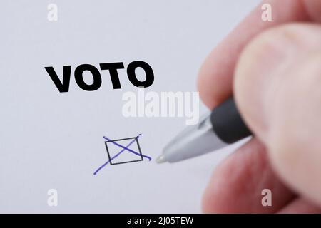 Voto (Stimme auf portugiesisch) - Hand of man setzt Markierung in Kontrollkästchen mit Stift - Hand und Stift verschwommen Stockfoto