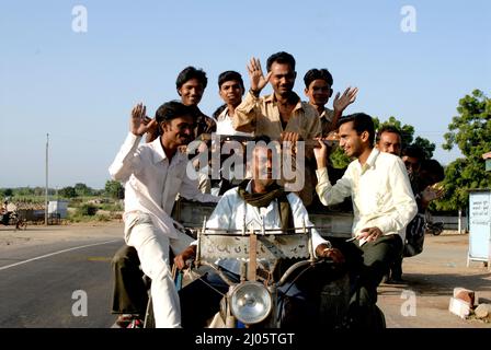 Amreli Gujarat Sep. 20 2009 nicht identifizierte Reisende nehmen eine lokale "Chakdas" Motorrad-Rikscha die lokalen Verkehrsmittel sind billig, aber oft überfüllt. Stockfoto