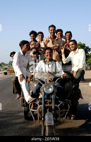 Amreli Gujarat Sep. 20 2009 nicht identifizierte Reisende nehmen eine lokale "Chakdas" Motorrad-Rikscha die lokalen Verkehrsmittel sind billig, aber oft überfüllt. Stockfoto