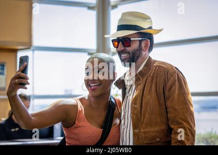 VERÖFFENTLICHUNGSDATUM: 22. April 2022 TITEL: The Unertraable Weight of Massive Talent. STUDIO: Lionsgate. REGIE: Tom Gormican. PLOT: Nicolas Cage, ein Bargeldfan, stimmt zu, auf der Geburtstagsfeier eines Milliardärs-Superfans einen bezahlten Auftritt zu machen, ist aber wirklich ein Informant für die CIA, da der Milliardär-Fan ein Drogenkönigin ist und in einem Tarantino-Film gecastet wird. HAUPTROLLE: TIFFANY HADDISH als Vivan, NICOLAS CAGE als Nic Cage. (Kreditbild: © Lionsgate/Entertainment Picturs) Stockfoto