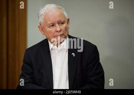 Kiew, Ukraine. 15. März 2022. Ein Handout-Foto des Presidential Press Service zeigt den polnischen Parteichef der PiS, JAROSLAV KACZYNSKI, während eines Treffens mit dem ukrainischen Präsidenten und Premierminister. (Bild: © Präsident der Ukraine/ZUMA Press Wire Service) Stockfoto