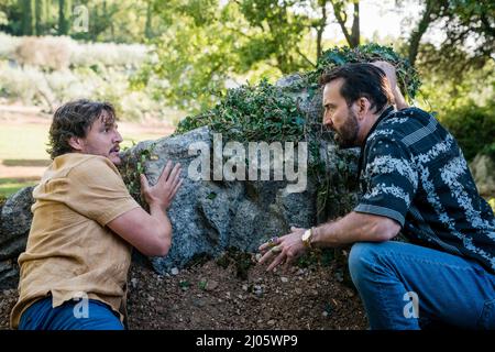 VERÖFFENTLICHUNGSDATUM: 22. April 2022 TITEL: The Unertraable Weight of Massive Talent. STUDIO: Lionsgate. REGIE: Tom Gormican. PLOT: Nicolas Cage, ein Bargeldfan, stimmt zu, auf der Geburtstagsfeier eines Milliardärs-Superfans einen bezahlten Auftritt zu machen, ist aber wirklich ein Informant für die CIA, da der Milliardär-Fan ein Drogenkönigin ist und in einem Tarantino-Film gecastet wird. HAUPTROLLE: PEDRO PASCAL als Javi, NICOLAS CAGE als Nic Cage. (Kreditbild: © Lionsgate/Entertainment Picturs) Stockfoto