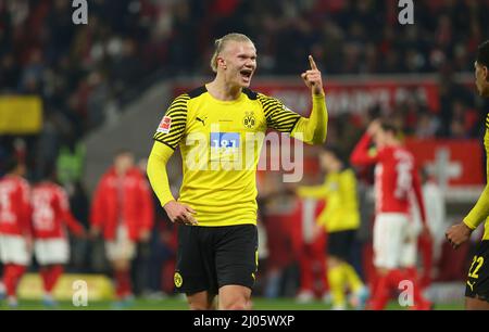 Stadt Mainz, Deutschland. 16. Mär, 2022. firo : 03/16/2022 Fuvuball, 1. Bundesliga, Saison 2021/2022, FSV FSV Mainz 05 - BVB Borussia Dortmund 0: 1 Schluvujubel, La Ola Erling Haaland (Borussia Dortmund) Credit: dpa/Alamy Live News Stockfoto