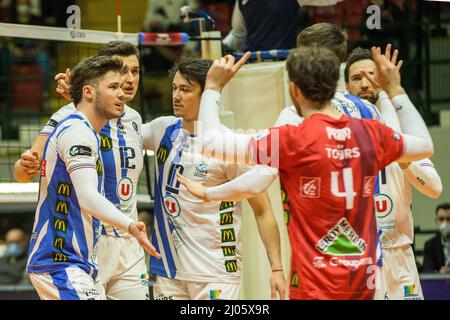 Die Spieler von Happiness Tours im Finalspiel - Vero Volley Monza gegen Tours Volleyball CEV Cup Männer in Monza (MB), Italien, März 16 2022 Stockfoto