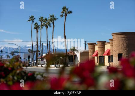 Blick am Nachmittag auf den Stadtkern der Innenstadt von Indio, Kalifornien, USA. Stockfoto