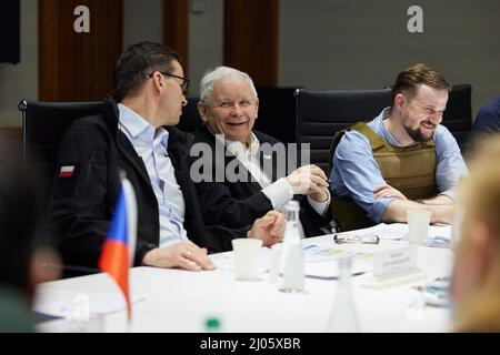 Kiew, Ukraine. 15. März 2022. Ein Handout-Foto des Presidential Press Service zeigt den polnischen Parteichef der PiS, JAROSLAV KACZYNSKI, während eines Treffens mit dem ukrainischen Präsidenten und Premierminister. (Bild: © Präsident der Ukraine/ZUMA Press Wire Service) Stockfoto