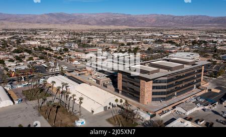 Blick am Nachmittag auf den Stadtkern der Innenstadt von Indio, Kalifornien, USA. Stockfoto