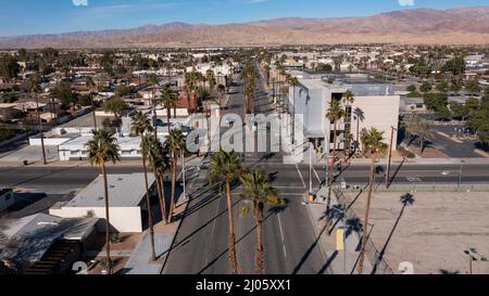 Blick am Nachmittag auf den Stadtkern der Innenstadt von Indio, Kalifornien, USA. Stockfoto