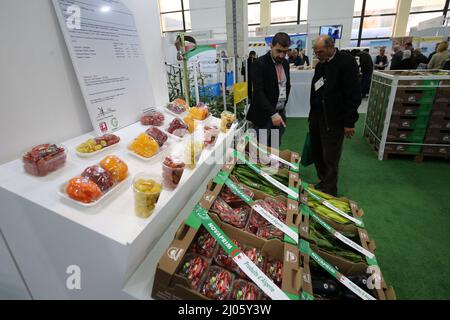 Algier. 16. März 2022. Am 16. März 2022 besuchen die Menschen die Internationale Ausstellung für Landwirtschaft, Viehzucht und Agrofood 20. in Algier, Algerien. Vom 14. Bis 17. März findet hier die Internationale Ausstellung für Landwirtschaft, Viehzucht und Agrofood 20. statt, an der mehr als 350 Aussteller teilnehmen. Quelle: Xinhua/Alamy Live News Stockfoto