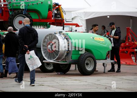 Algier. 16. März 2022. Am 16. März 2022 besuchen die Menschen die Internationale Ausstellung für Landwirtschaft, Viehzucht und Agrofood 20. in Algier, Algerien. Vom 14. Bis 17. März findet hier die Internationale Ausstellung für Landwirtschaft, Viehzucht und Agrofood 20. statt, an der mehr als 350 Aussteller teilnehmen. Quelle: Xinhua/Alamy Live News Stockfoto