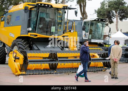 Algier. 16. März 2022. Am 16. März 2022 besuchen die Menschen die Internationale Ausstellung für Landwirtschaft, Viehzucht und Agrofood 20. in Algier, Algerien. Vom 14. Bis 17. März findet hier die Internationale Ausstellung für Landwirtschaft, Viehzucht und Agrofood 20. statt, an der mehr als 350 Aussteller teilnehmen. Quelle: Xinhua/Alamy Live News Stockfoto