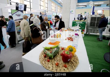 Algier. 16. März 2022. Am 16. März 2022 besuchen die Menschen die Internationale Ausstellung für Landwirtschaft, Viehzucht und Agrofood 20. in Algier, Algerien. Vom 14. Bis 17. März findet hier die Internationale Ausstellung für Landwirtschaft, Viehzucht und Agrofood 20. statt, an der mehr als 350 Aussteller teilnehmen. Quelle: Xinhua/Alamy Live News Stockfoto