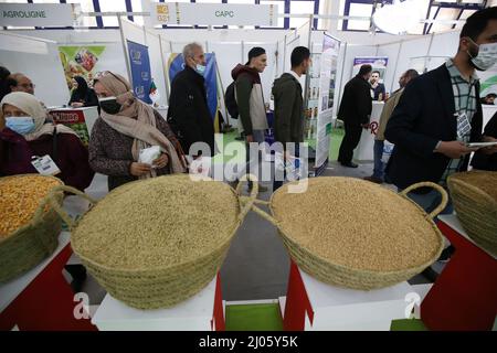 Algier. 16. März 2022. Am 16. März 2022 besuchen die Menschen die Internationale Ausstellung für Landwirtschaft, Viehzucht und Agrofood 20. in Algier, Algerien. Vom 14. Bis 17. März findet hier die Internationale Ausstellung für Landwirtschaft, Viehzucht und Agrofood 20. statt, an der mehr als 350 Aussteller teilnehmen. Quelle: Xinhua/Alamy Live News Stockfoto