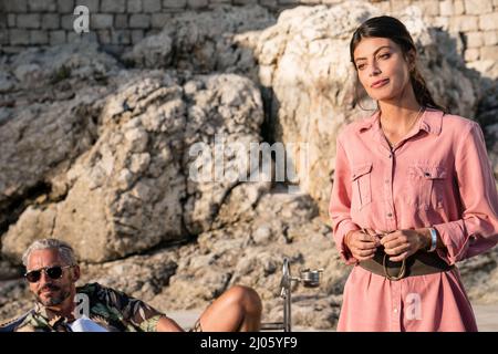 VERÖFFENTLICHUNGSDATUM: 22. April 2022 TITEL: The Unertraable Weight of Massive Talent. STUDIO: Lionsgate. REGIE: Tom Gormican. PLOT: Nicolas Cage, ein Bargeldfan, stimmt zu, auf der Geburtstagsfeier eines Milliardärs-Superfans einen bezahlten Auftritt zu machen, ist aber wirklich ein Informant für die CIA, da der Milliardär-Fan ein Drogenkönigin ist und in einem Tarantino-Film gecastet wird. MIT PACO LEON als Lucas Gutierrez, ALESSANDRA MASTRONARDI als Gabriela. (Kreditbild: © Lionsgate/Entertainment Picturs) Stockfoto