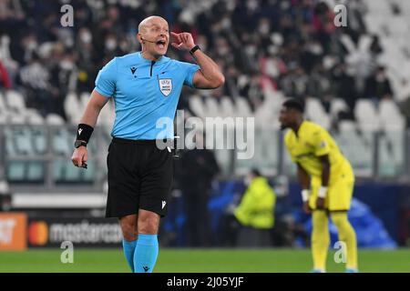 Turin, Italien. 16. März 2022. Schiedsrichter Szymon Marciniak reagiert während der UEFA Champions League 2021/22 Runde des sechzehn-Sekunden-Spiels zwischen Juventus FC und Villareal CF im Allianz Stadium am 16. März 2022 in Turin, Italien.Quelle: Independent Photo Agency/Alamy Live News Stockfoto