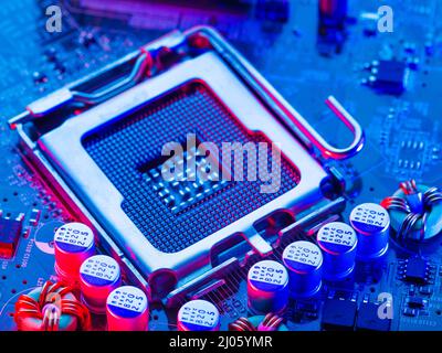 Makrofotografie eines Computerprozessors, einer Leiterplatte oder einer Hauptplatine in einem elektronischen Gerät. Prozessor, Mikroprozessor, Kommunikation, Komp Stockfoto